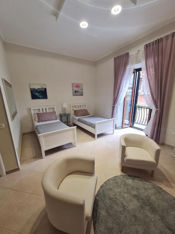 Palizzi'S Home Behind Plebiscite Square Napoli Bagian luar foto